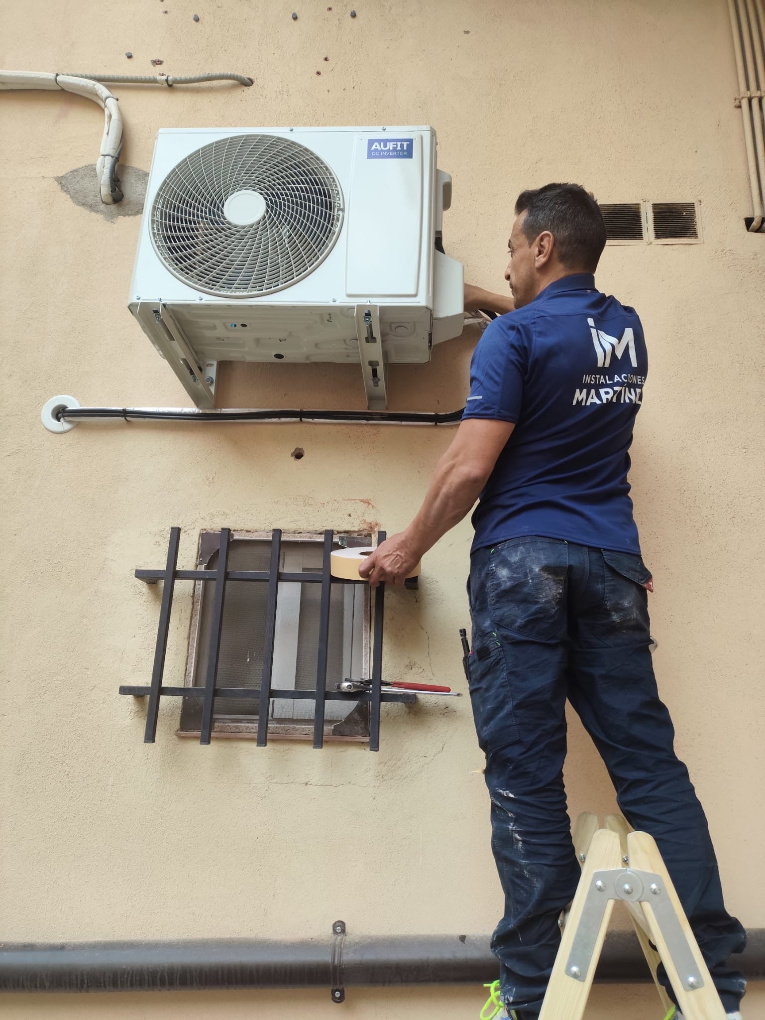 Instalación profesional de aire acondicionado en fachada 